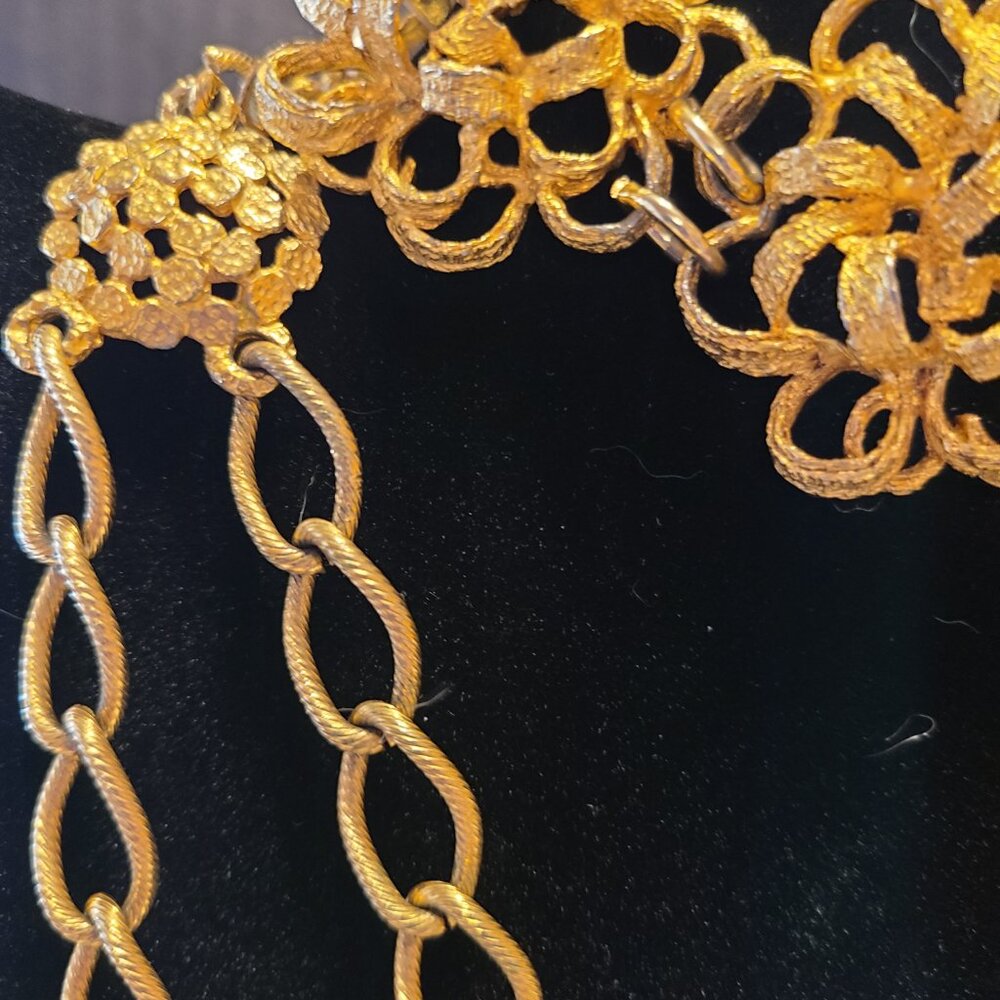 Vintage gold-tone bold medallion statement necklace - Picture 4 of 11